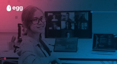 foto mujer frente a computador
