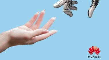 Foto mano mujer extendida hacia mano robot