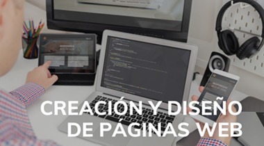 foto hombre con tablet, teléfono movil y laptop en su escritorio