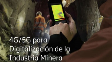 Foto hombre con aparato electrónico en mina