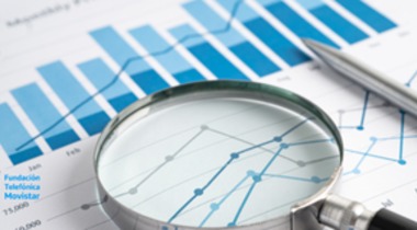 imagen lupa sobre documentos