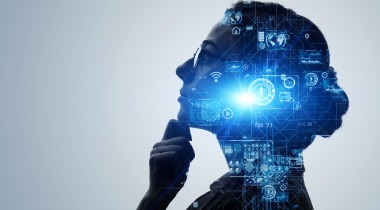 Silueta de una mujer pensativa con elementos tecnológicos y digitales superpuestos, representando la inteligencia artificial, la innovación y el pensamiento estratégico en entornos digitales