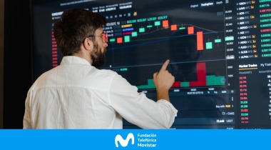 Foto hombre señalando pantalla con gráficos