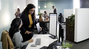 Foto mujeres trabajando en sus computadores