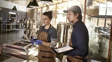 Foto pareja trabajando con tableta en la mano