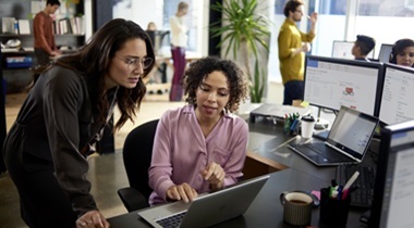 Foto mujeres trabajando en computador
