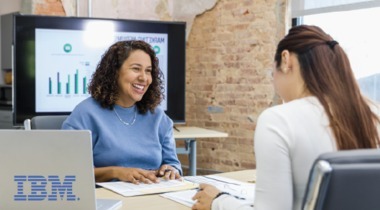 Mujeres hablando frente a pantalla