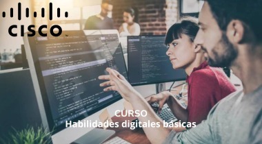 Grupo de jóvenes conversando en un campus universitario, asociado al aprendizaje de inglés para tecnología