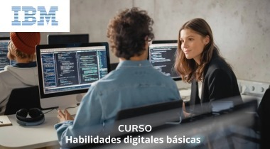 Dos personas en una oficina conversando mientras trabajan